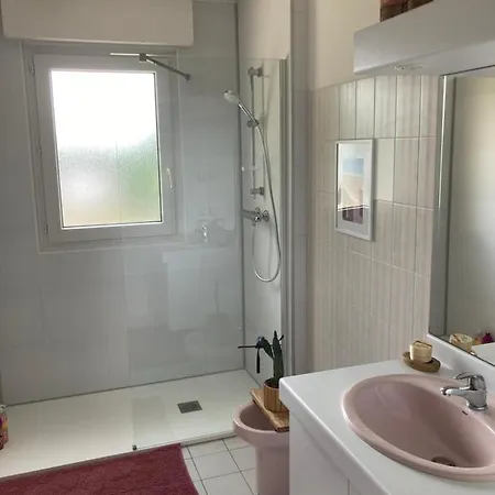 Maison Familiale Dans Une Rue Paisible Gouville-sur-Mer Exterior photo